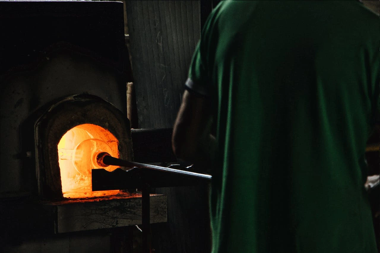 La production artisanale du cristal doublé et son voyage du four jusqu'à chez vous