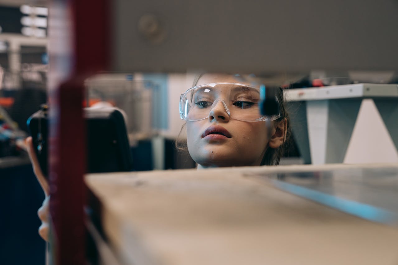 Machine production of Bohemian crystal