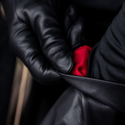 Kožené dámské rukavice s hedvábnou podšívkou a rozparkem - Černá - BOHEMIA GLOVES