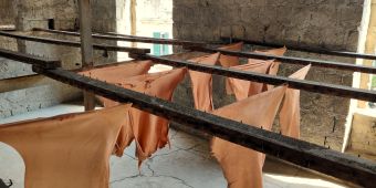 Fast fashion vs. tradiční výroba: Opravdu se levné rukavice vyplatí?