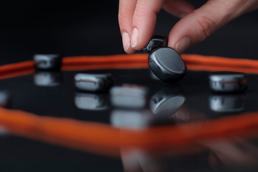 Zábavná rodinná hra s magnety Kluster