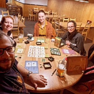 Co tak asi hrají Bohémové, když se sejdou po 100 letech u piva v @natahu_olomouc a můžou si zahrát cokoliv? 🤣🤣...