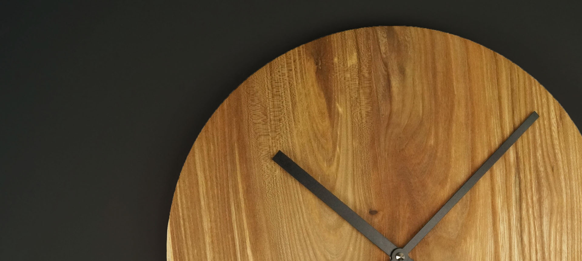 Minimalistické nástěnné hodiny z masivního dřeva, ručně vyrobené na soustruhu | Bohemjan