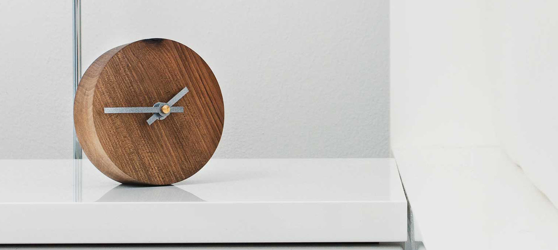 Minimalistické dřevěné stolní hodiny, ručně vyrobené na soustruhu, masivní ořech | Bohemjan