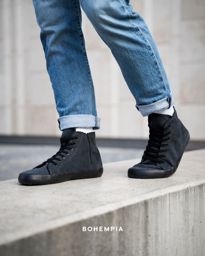 Last sizes, last chance. ❄️ OLEN is now 30% off 😍 warm-lined barefoot boots made for cold days. Available in charcoal...