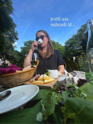 AI možná zvládne spoustu věcí.✨ Ale večer u stolu s dobrým jídlem, dobrým pitím a lidmi, které máme rádi, pořád nemá...