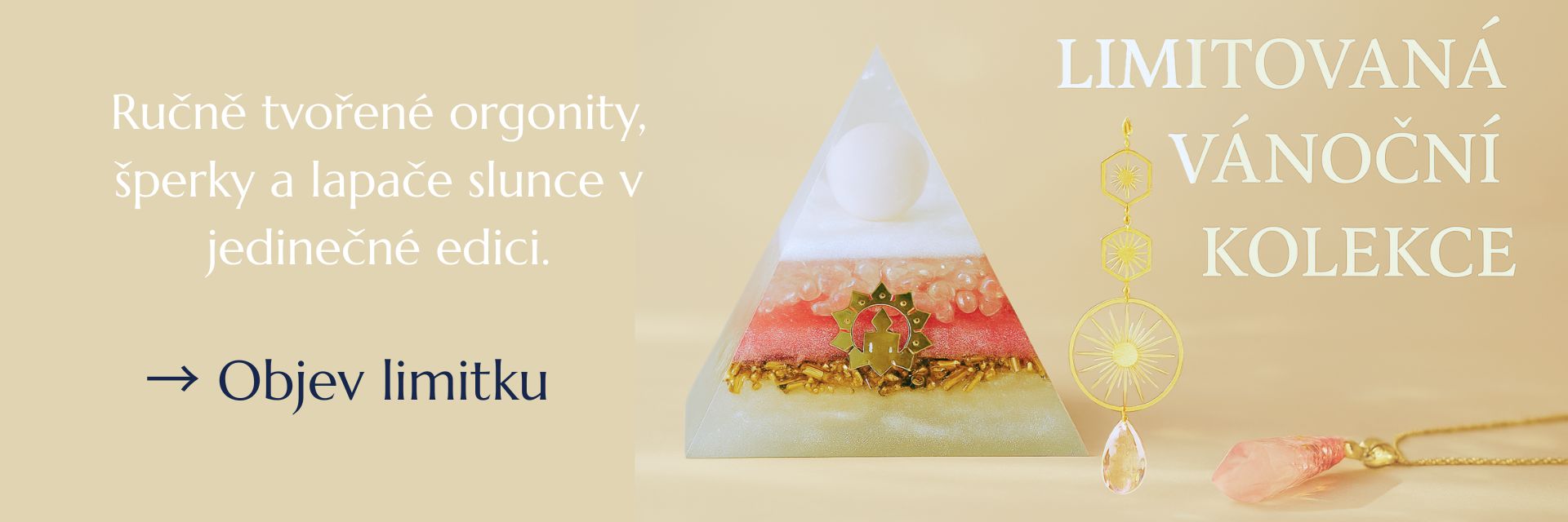 Ručně vyráběný orgonit s krystalem, lapačem slunce a šperkem v jemném vánočním aranžmá | BohoManie