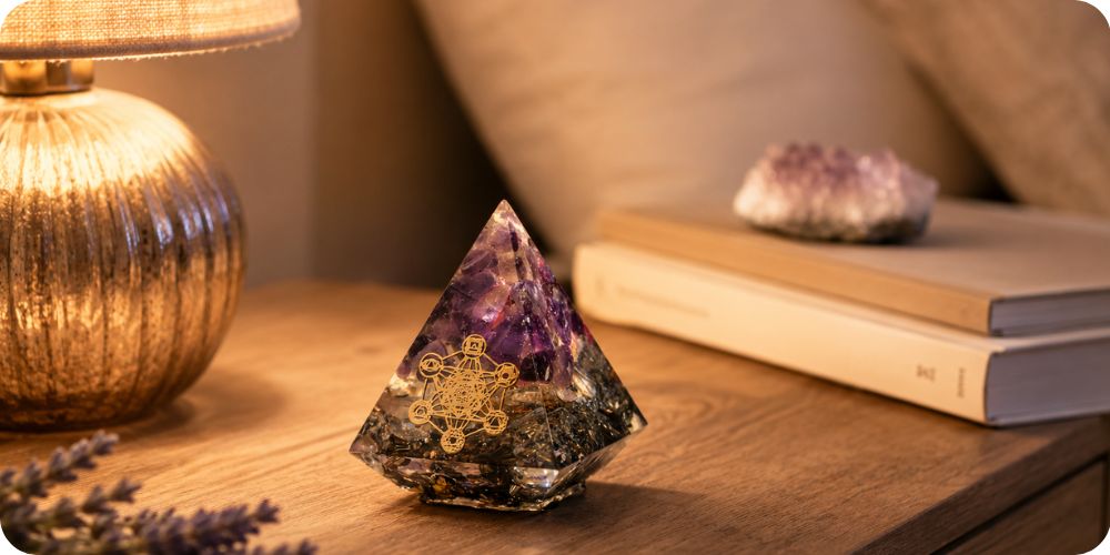 Orgonit pyramidka s ametystem