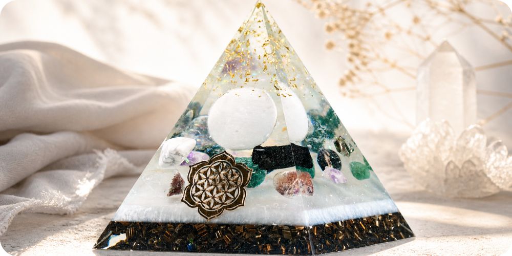 Orgonit pyramida se selenitem