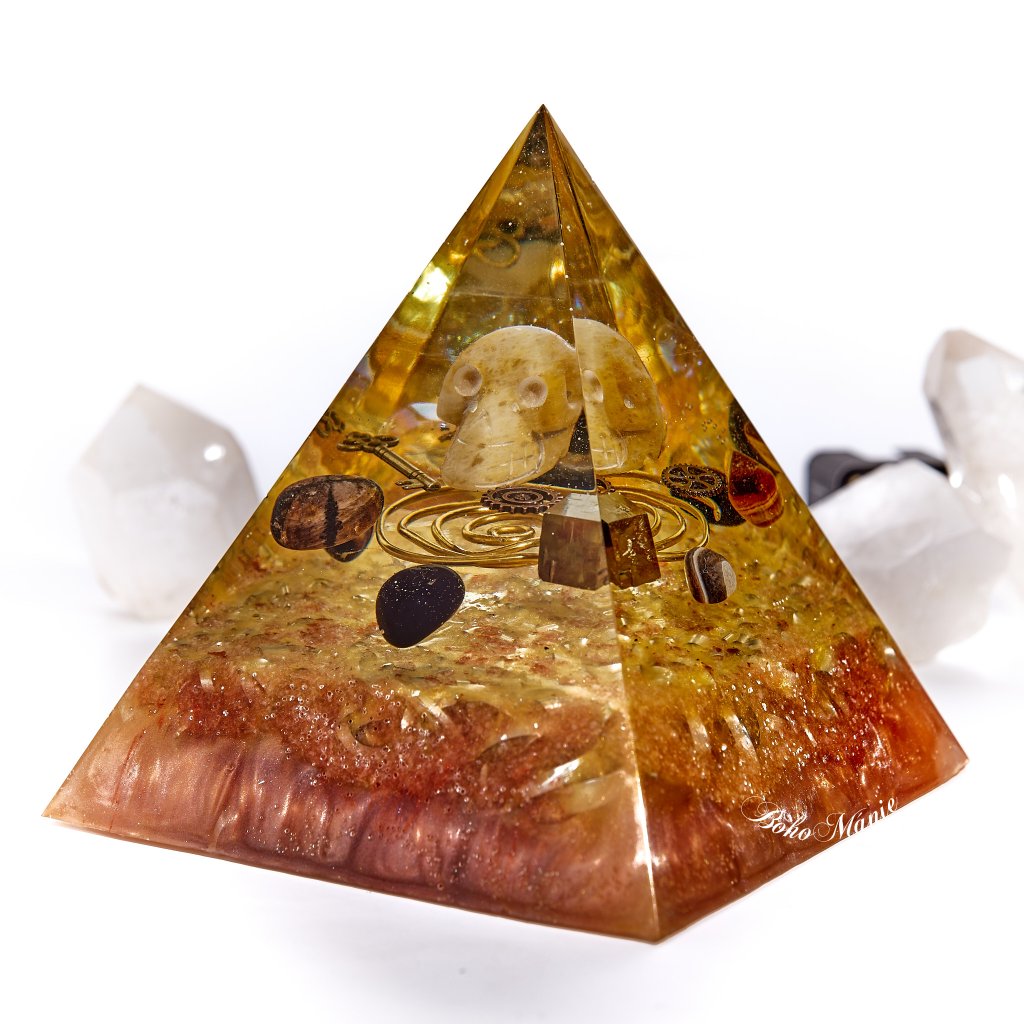 orgonit, orgonity, orgonitová pyramida, XXL orgonitová pyramida, 15 cm orgonitová pyramida, lebka, znovuzrození, limonit, tygří oko, chiastolit, pyrit, aura křišťál, achát, kovové špony, ruční výroba, orgone energy, Bohománie, Magic orgonit