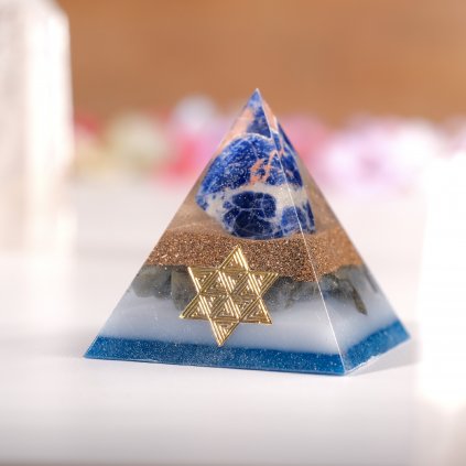zustat-v-klidu-sodalit-labradorit-orgonit-pyramida