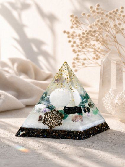 orgonit pyramida se selenitem BohoManie Aura Amulet