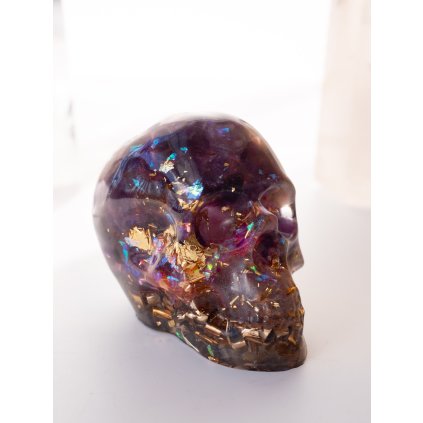 lebka---orgonit-amulet-s-ametystem-2-bohomanie