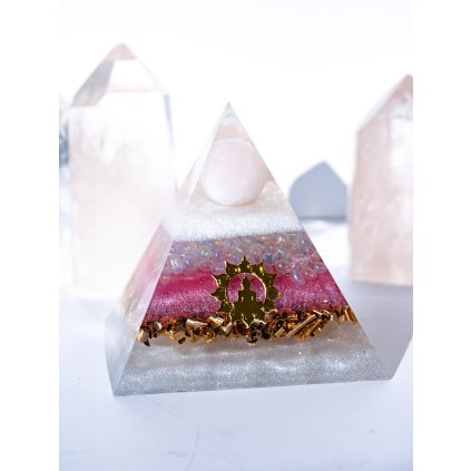 meditace---orgonit-pyramida-s-ruzeninem-bohomanie