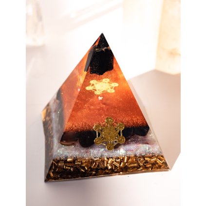 bezpeci-domova---orgonit-pyramida-s-turmalinem-bohomanie