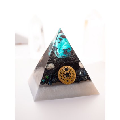 portal-srdce---orgonit-pyramida-s-chryzokolem-bohomanie