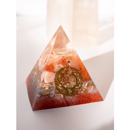 vnitrni-dite---orgonit-pyramida-se-slunecnim-kamenem-bohomanie