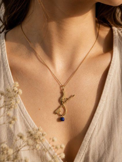 Náhrdelník přívěsek kočka na koštěti (lapis lazuli)1
