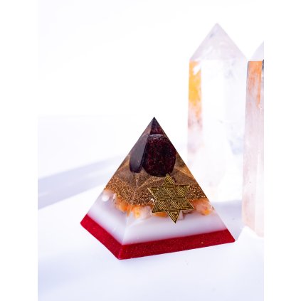 zenstvi---orgonit-pyramida-s-granatem-bohomanie