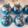 Boho vánoční ozdoby, vánoční baňky s mandalami, ručně malované vánoční ozdoby na stromeček, baňka s mandalou, modré baňky.