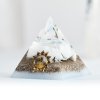 svetlo-mesicni-kamen-kristal-orgonit-pyramida-bohomanie