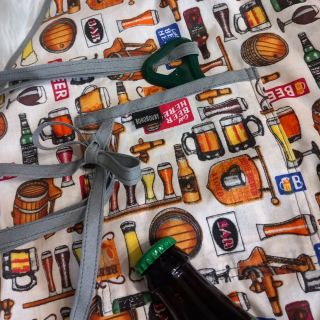 Zástěra pro pivaře 🍻 s otvírákem vždy po ruce. #zastera #zasterapromuze #darekpromuze #muzvkuchyni #sitydarek #bohohouby