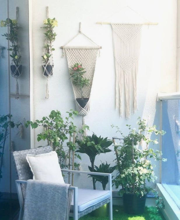 macrame-kvetinac-na-balkone-boho