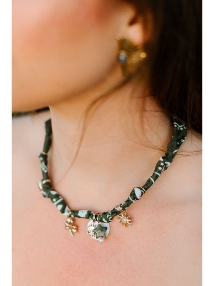 Výrazný náhrdelník khaki