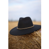 Klobouk černý s odjímatelným zlatým řetízkem
