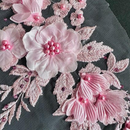 Růžová krajková 3D aplikace (vstavka), vyšívaná na tylu