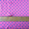 Atlasová viskózová růžová látka s drobným fialovým puntíkem