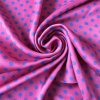 Atlasová viskózová růžová látka s drobným fialovým puntíkem