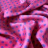 Atlasová viskózová růžová látka s drobným fialovým puntíkem
