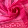 Růžový hedvábný krešovaný šifon s výšivkou