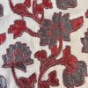Smetanový  žakárový šifon s červeným květinovým vzorem