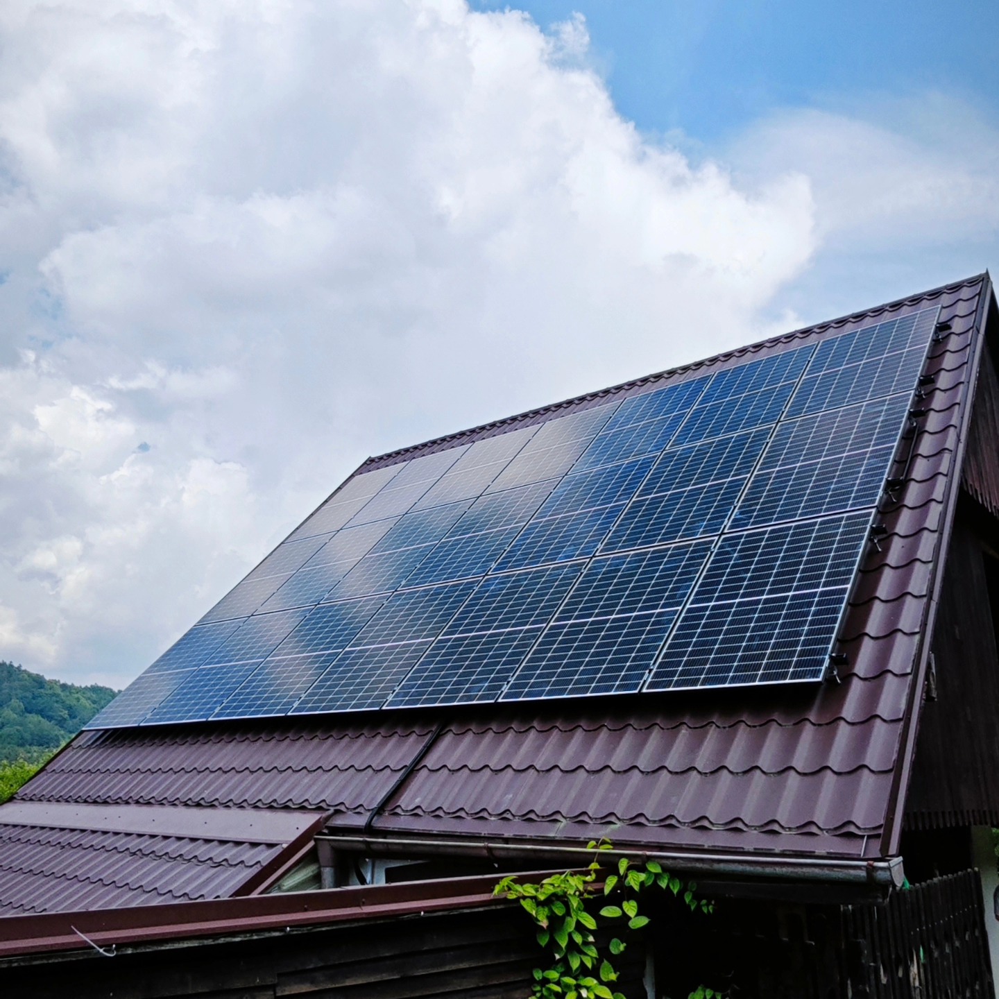 Menič a batériové úložisko po montáži