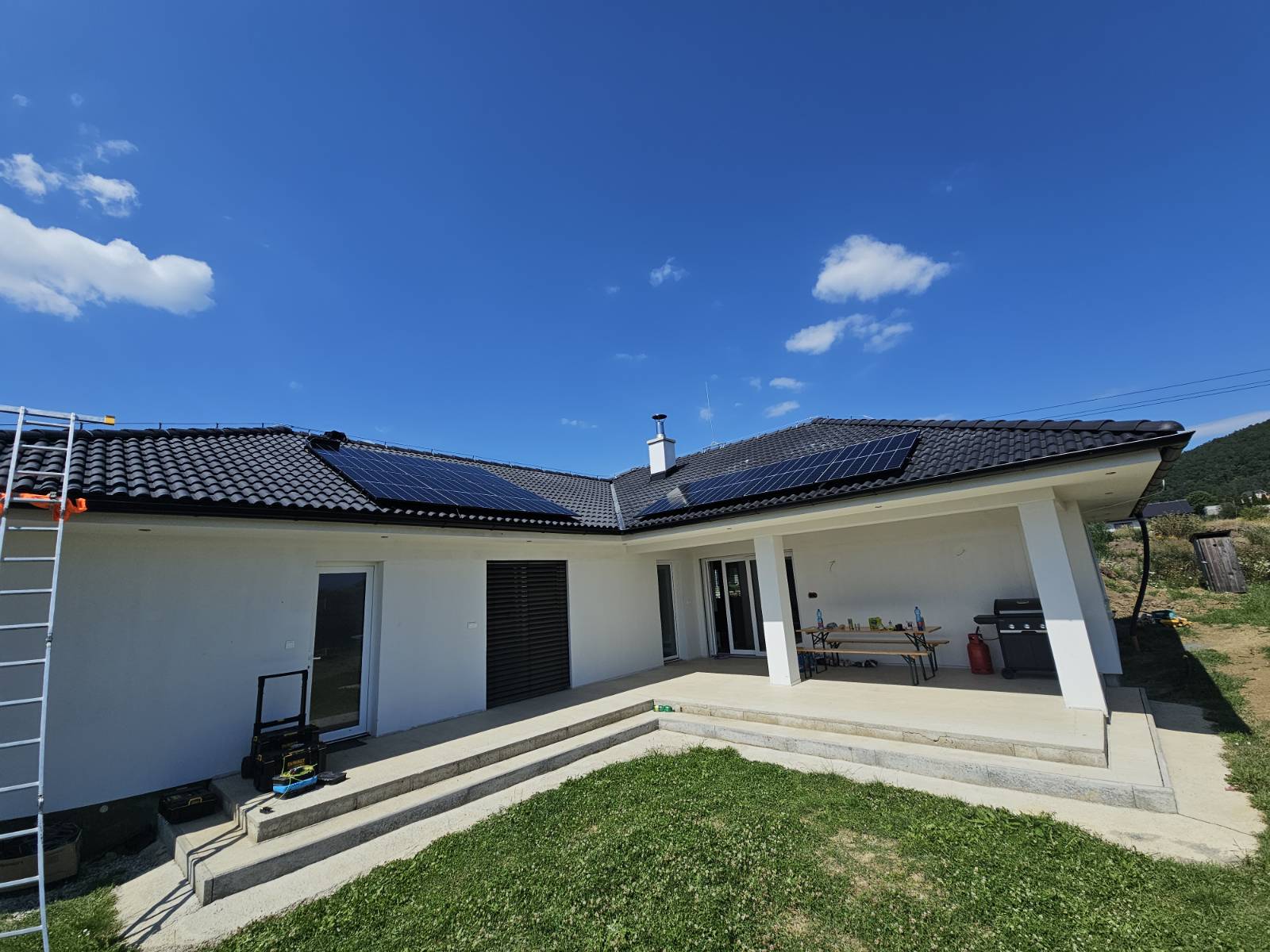 Fotovoltické panely na plochej streche