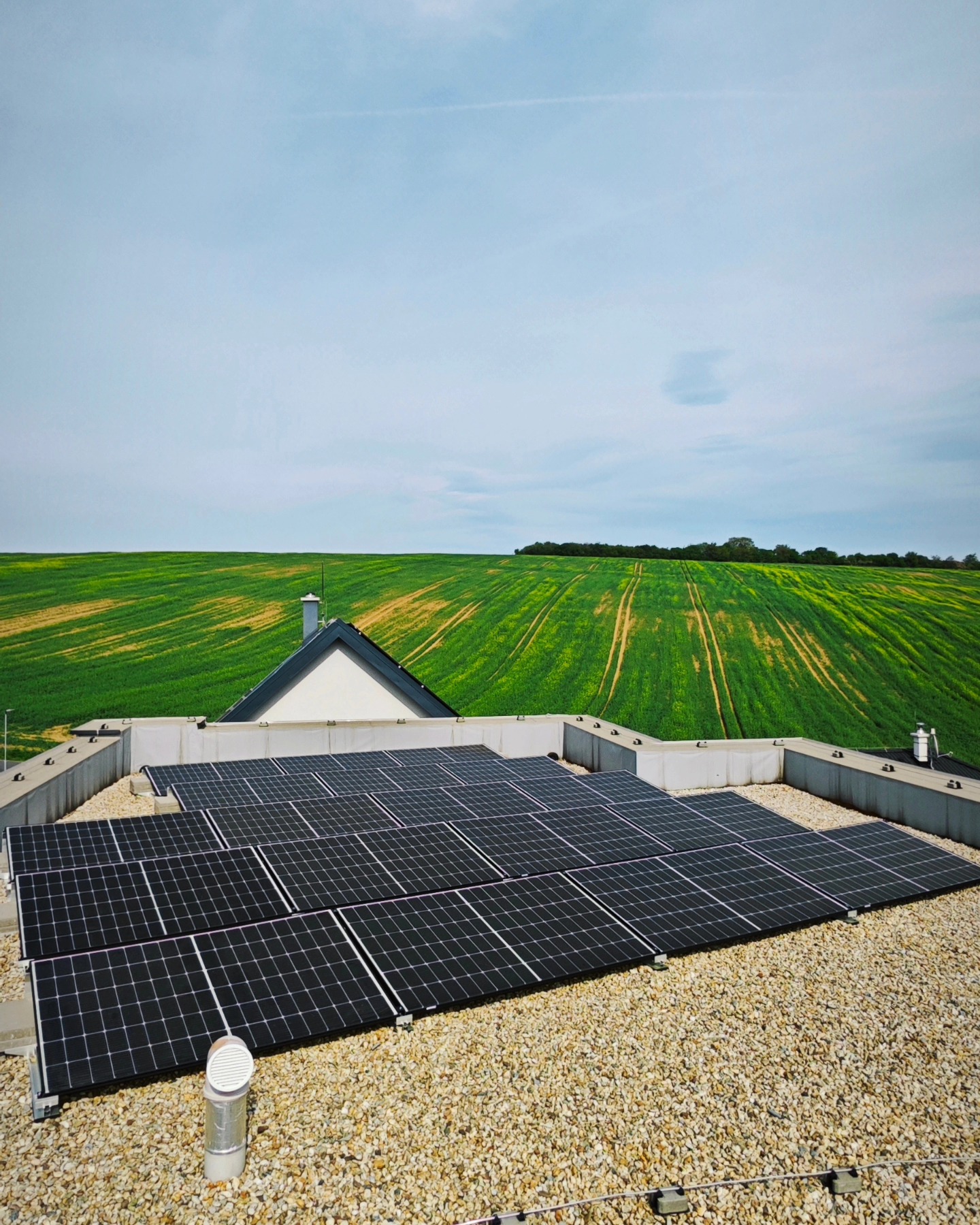 FVE inštalácia na prístrešku pri dome