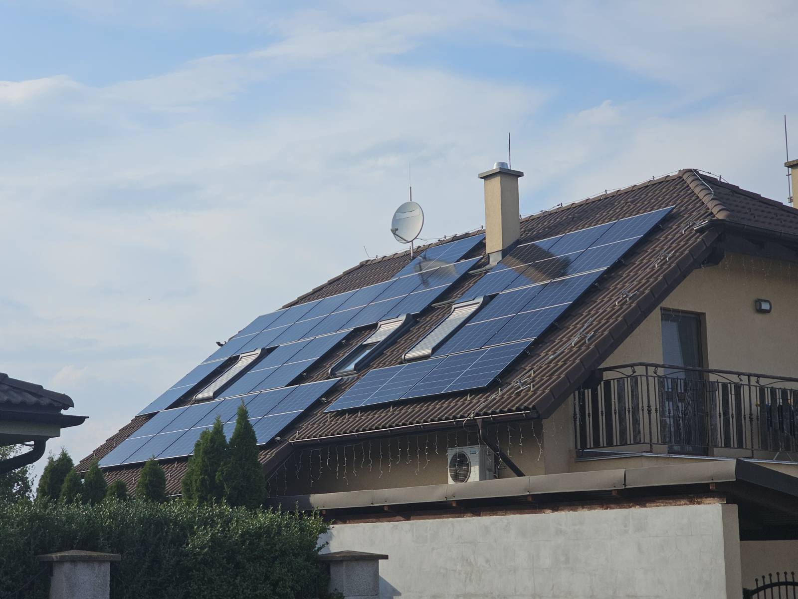 Letecký pohľad na fotovoltické panely na budove