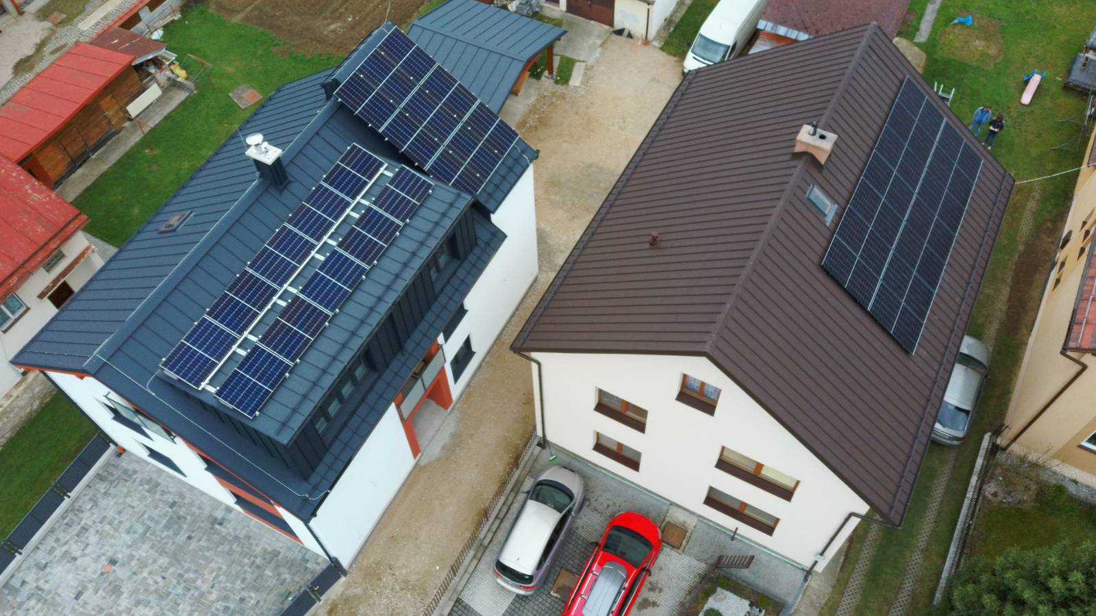 Detail panelov na streche domu