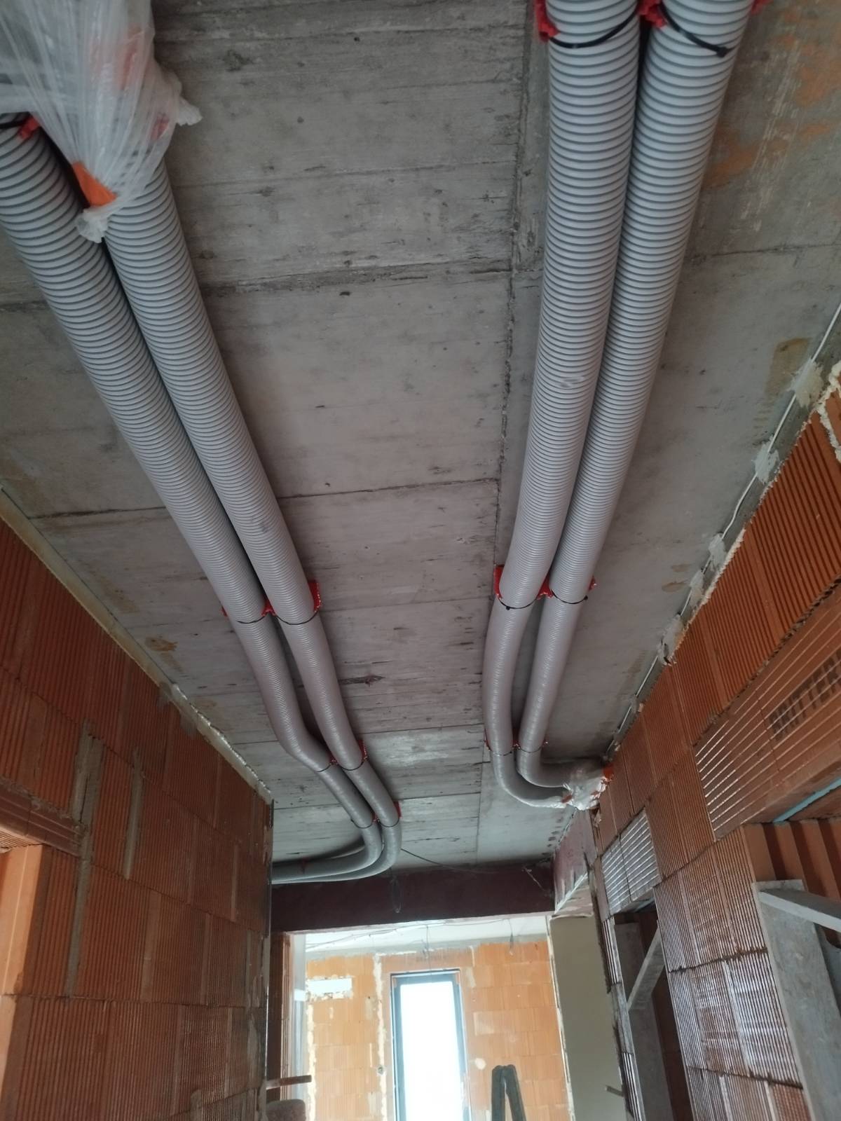 Detail potrubných rozvodov v strope