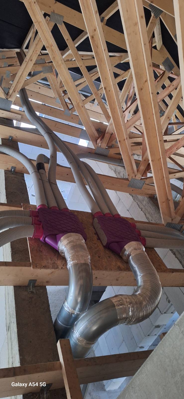 Montáž rekuperačného systému počas realizácie