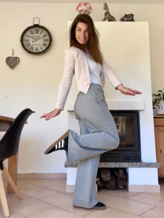 Máme tu elegantnější možná i nejelegantnější náš model … Krátké sáčko 💁‍♀️👩‍⚖️ Pokud se chcete doplnit šaty nebo kalhoty o...