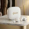 150793 2 guess wireless earbuds script metal logo bezdrotove sluchadla bluetooth 5 4 tws s mikrofonom usb c 400mah biele