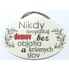Dřevěná dekorace  "Nikdy neopouštěj domov bez objetí a krásných slov" 28x18cm