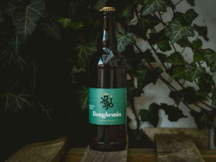 BNG Cannabis Pale Ale 0,75 l Bonghemia & Lucky Bastard — svrchně kvašené řemeslné pivo s 12 mg CBD z konopného sirupu, americkými chmely Sterling a Galaxy, hořkokvětinovým závěrem a grepovými tóny