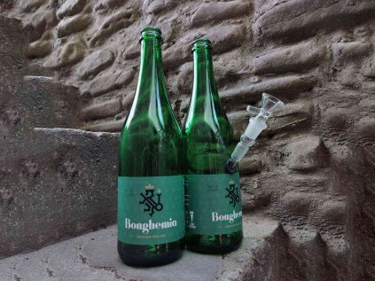 BNG x Bongaholik bong — 170 mm borosilikátové sklo s plug chillumem, číslovaný limitovaný kus vyrobený z recyklované pivní láhve v rámci udržitelného programu Bonghemia