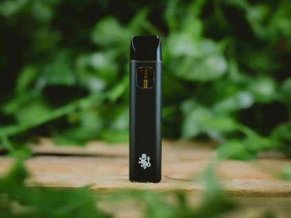 CBD Vape Pen Banana Smoothie Bonghemia — jednorázový beznikotinový CBD vaporizér s extraktem z konopí a terpeny pro sladkou chuť banánového smoothie