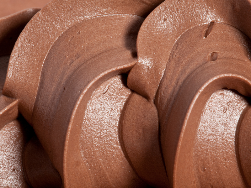 Mocha Mousse, barva roku 2025, která zahřeje váš šatník i domov