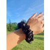 Černá hedvábná scrunchie gumička normální
